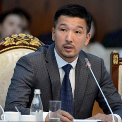 Мавлян Аскарбеков: «Эң төмөн университеттерде эптеп акча менен бүткөндөр бүгүн директор, мугалим болуп иштеп жатат»