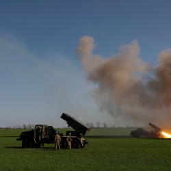 Орусияга чейин жетчү ракеталарды Байден Украинага бербей турган болду