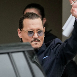 Актёр Жонни Депп мурдагы аялы Эмбер Хёрдду сотто утуп чыкты