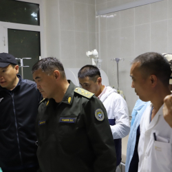 СҮРӨТ - Ташиев чек арада жарадар болгон жоокерлерди Бишкекке алып келди