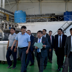 Акылбек Жапаров: «Министрлер кабинети ири өнөр жай ишканаларына колдоо көрсөтөт»