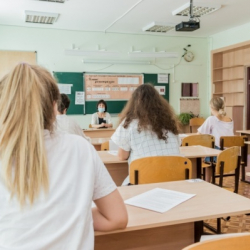 Өлкөдөгү мектеп бүтүрүүчүлөрү мамлекеттик экзамендерин тапшыра баштады