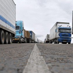 Ысыктан асфальт ээрип, жаракалар пайда болууда. Өлкөдө жүк ташуучу унааларга чектөө киргизилди