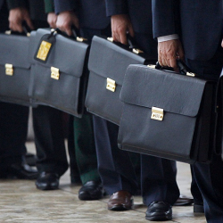 Чиновниктер кабыл алган чечими үчүн жоопко тартылбай турган мыйзам сунушталууда