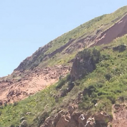 Ошто жер көчүп, унааны басып калган