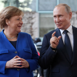 Меркел Украина менен Орусияга ортомчу болууга даяр экенин билдирди