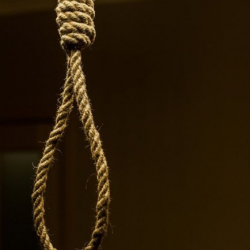 Райондук айыл чарба башкармалыгынын кызматкери иш бөлмөсүндө асынып алган