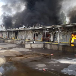 ФОТО - Крупный пожар в Бишкеке. В жилмассиве «Колмо» горит склад