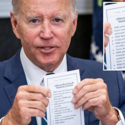 ВИДЕО - Байден жыйынга шпаргалка менен келди