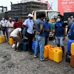 ЖМК: Шри-Ланкада күйүүчү майдын запасы бир суткага да жетпейт