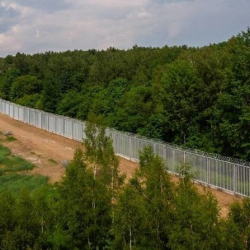 ФОТО - Польша завершила строительство 5-метрового забора на границе с Белоруссией