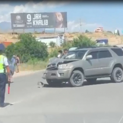 ВИДЕО - Ысык-Көлдө жол тандабас менен жүк ташуучу унаа кагышты. Бир адам жандандыруу бөлүмүндө
