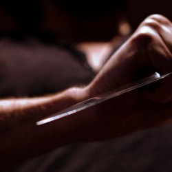 Казакстанда жаш жигит мурунку сүйлөшкөн кызынын ата-энесин мыкаачылык менен өлтүргөн