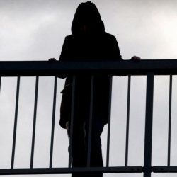 Токмок: Өспүрүм кыз бийиктиктен секирип, өз жанын кыйды