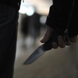 Орусияда кыргызстандык киши өзүнүн өспүрүм кызын бычактады