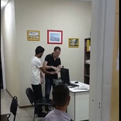ВИДЕО - В России избивают мигрантов во время оформления документов?