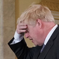 Премьерге ишеним жоголгонуна байланыштуу британ өкмөтунөн 30дан ашык киши кетти