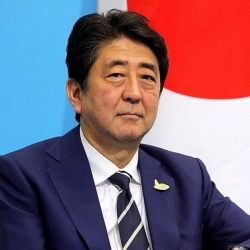 Алган жаракатынан улам Япониянын мурдагы премьер-министри каза болду