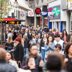 ЖМК: Британияда миллиондогон киши жакырчылыкка кептелет