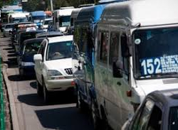 Коомдук унаада жүргүнчүгө кол көтөргөн адам кармалды