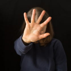 Зордуктоого кабылган кызды жеке мектепке которуу сунушу каралууда