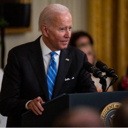 Байдену показали первое фото с телескопа Джеймс Уэбб