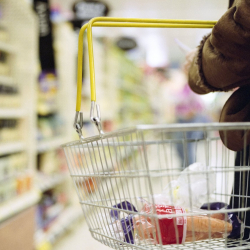 Кыргызстанда жашоо минимуму 7318 сомду түздү