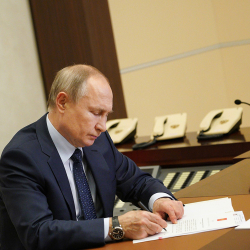 Путин “чет элдик тыңчылар” жөнүндө жаңы мыйзамга кол койду
