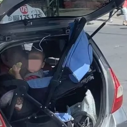 Ошто коляскадагы баланы багажникке салып алган айдоочу кармалды