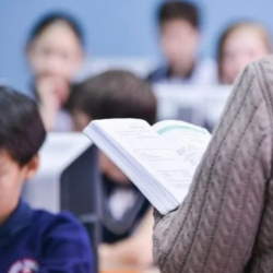 Мугалимди кемсинткен үчүн айып. Анын киргизилишине каршы петиция түзүлдү