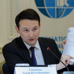 Аскар Сыдыков: “Мамлекеттик саясаттын туруксуздугу ишкерлерди тынчсыздантып, көп акча сыртка чыгып кетүүдө”