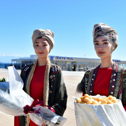 Кеңешбек Айтикеев: «Бүгүнкү кыздардын кийгени улуттук кийимге болгон жоопкерчиликсиз мамиленин белгиси»