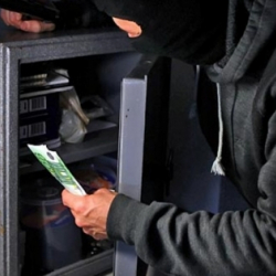 Сауд Арабиядан келген туристтин 20 миң долларын тоноп кетишкен