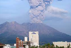 ВИДЕО - Японияда вулкан атылып, коркунуч максималдуу деңгээлге жетти