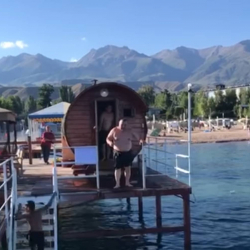 Көлдөгү мончодон чыккан депутаттын видеосу талкуу жаратты