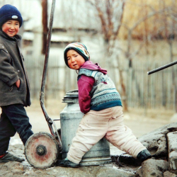 Кыргызстанда ар бир төртүнчү бала гана бала бакчага бара алат