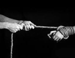 Дүйнө жүзү боюнча адам сатуунун курмандыктарынын 70 пайыздан ашыгын аялдар жана кыздар түзөт