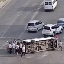 ВИДЕО - Маршруттук такси жеңил унаа менен кагышып, капталына кулап калган