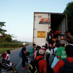 ВИДЕО - Мексикада контрабандачылар 400дөй мигрант камалган фураны трассага таштап кеткен