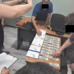 СҮРӨТ - Дарыгер УКМКнын кызматкерине пара берип жаткан жеринен кармалды