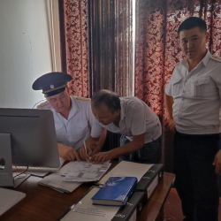 Маршрутканын эшигин ачып алып айдаган айдоочуга айып салынды