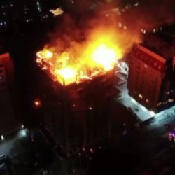 ВИДЕО - Көп кабаттуу имараттагы өрт түн жарымда өчүрүлдү