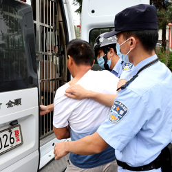 ВИДЕО - Кытайда белгисиз адам бала бакчага кол салып, үч адам каза болду