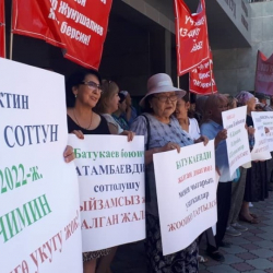 Биринчи май райондук сотунун алдында Атамбаевдин тарапташтары чогулду