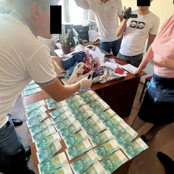 Жалал-Абадда мамлекеттик нотариус пара алып жаткан жеринен кармалды