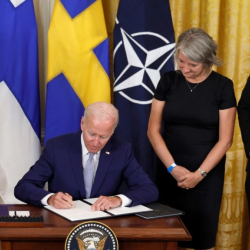 Байден Финляндия менен Швециянын НАТОго киришине макулдук берди
