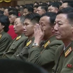 ВИДЕО - Ким Чен Ындын оорусун уккан аткаминерлер көз жашын тыя албай калды