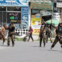 ВИДЕО - Талибдер митингге чыккан аялдарды асманга ок атып таратты