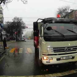 ФОТО - В Бишкеке водитель мусоровоза уснул за рулем и протаранил три машины