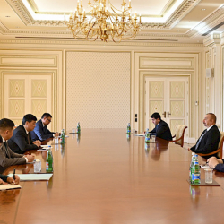 Бакыт Төрөбаев Ильхам Алиевди Кыргызстанга чакырды